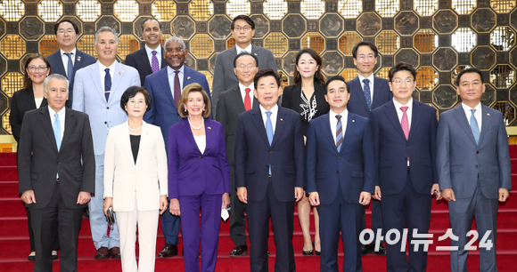 김진표 국회의장과 낸시 펠로시 미국 하원의장이 4일 서울 여의도 국회에서 공동언론 발표를 통해 회담 결과를 발표한 뒤 참석자들과 함께 기념 촬영을 하고 있다. [사진=김성진 기자]