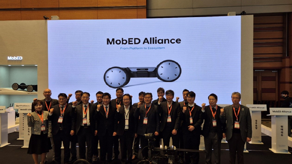 로아스 주용 대표이사(앞 줄 우측에서 세번째) 등 관계자들이 기념 촬영을 하고 있다. [사진=로아스]