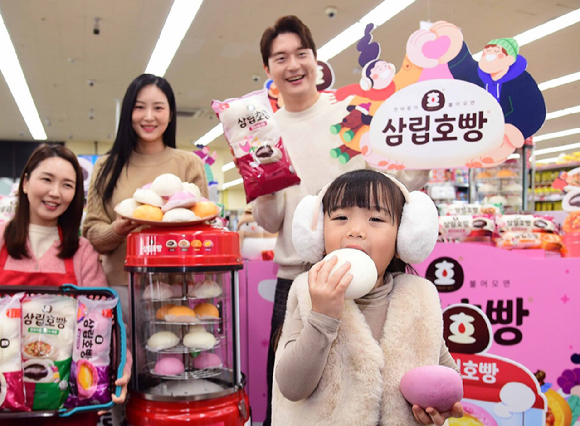 스타벅스가 '월리를 찾아라'와 협업해 겨울 프로모션을 진행한다. [사진=스타벅스]