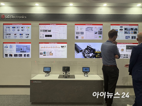 나노코리아 2026 삼성전자 부스에 전시된 2나노 GAA 웨이퍼. [사진=권서아 기자]