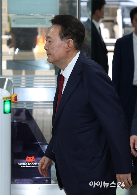 12·3 비상계엄과 관련해 특검의 수사를 받는 윤석열 전 대통령이 두 번째 구속 전 피의자 심문(영장실질심사)을 받기 위해 9일 오후 서울 서초구 중앙지법으로 출석하고 있다. [사진=사진공동취재단]