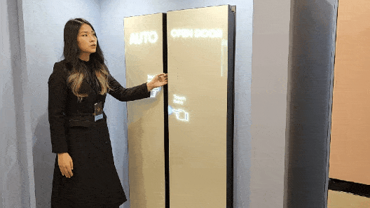 오토 오픈 도어가 적용된 삼성 비스포크 양문형 냉장고 [사진=민혜정 기자]