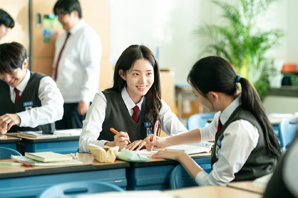 배우 신시아가 영화 '오늘 밤, 세계에서 이 사랑이 사라진다 해도'(오세이사) 인터뷰에 앞서 포즈를 취하고 있다. [사진=(주)바이포엠스튜디오]