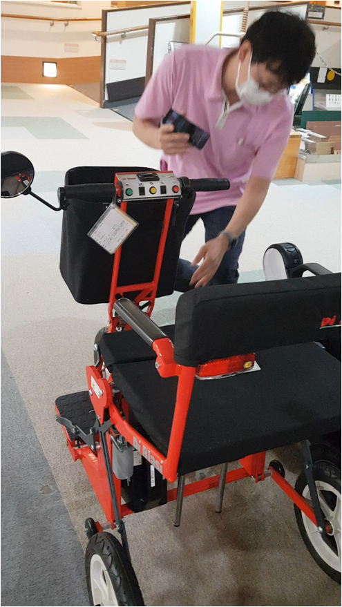 일본 후쿠오카시민복지프라자 3층에 위치한 '개호실습센터'는 최근 다양한 기능을 지닌 휠체어를 사용하고 있다. 사진은 자동으로 접히는 휠체어. [사진=조인케어 제공]