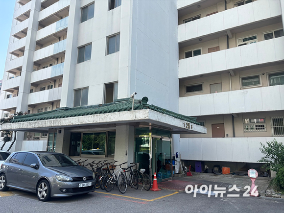 22일 최인식 목화아파트 재건축정비사업조합장이 조합사무실에서 기자들에게 서울 영등포구 조합사무실에서 기자들에게 재건축 사업 추진 계획과 단지 설계 방향 등에 대해 설명하고 있다. [사진=김민지 기자]
