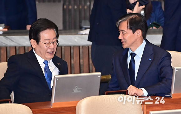 이재명 더불어민주당 대표와 조국 조국혁신당 대표가 지난 2일 오후 서울 여의도 국회 본회의장에서 열린 국회 개원식 겸 제418회 국회(정기회) 개회식에서 대화를 하고 있다. [사진=곽영래 기자]