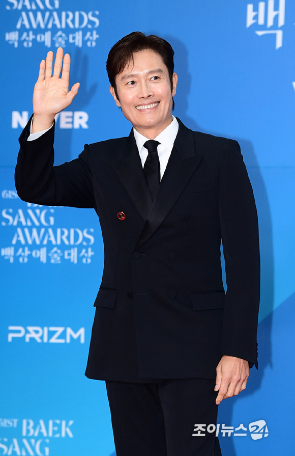 배우 이병헌이 5일 오후 서울 삼성동 코엑스에서 열린 제61회 백상예술대상 시상식 레드카펫 행사에 참석하고 있다. [사진=정소희 기자]