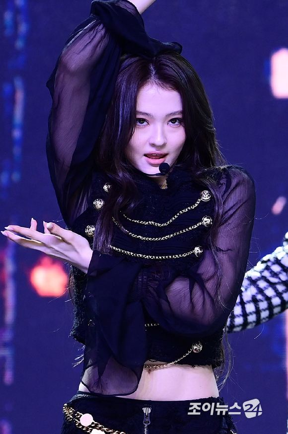 그룹 미야오 엘라가 1일 오후 서울 마포구 상암동 큐브컨벤션센터에서 열린 미야오(MEOVV) EP 2집 '바이트 나우(BITE NOW)' 미디어 쇼케이스에서 타이틀곡 '띠로리' 무대를 선보이고 있다. [사진=정소희 기자]