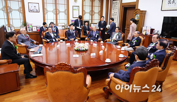 우원식 국회의장이 17일 국회에서 열린 제77주년 제헌절 경축식에 앞서 전직 국회의장과 원로, 제헌유족 등과 환담하고 있다. [사진=곽영래 기자]