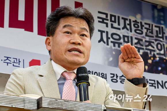 한국사 강사 전한길 씨가 12일 서울 여의도 국회 의원회관에서 열린 국민저항권 긴급 세미나에서 기조강연을 하고 있다. [사진=곽영래 기자]