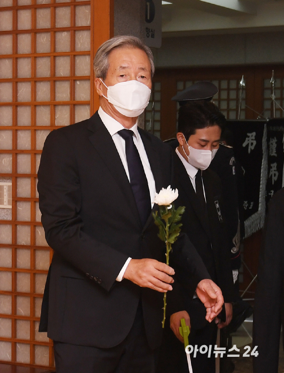 정몽준 아산재단 이사장이 29일 서울 종로구 서울대병원 장례식장에 마련된 고(故) 노태우 전 대통령 빈소를 찾아 조문을 하고 있다.[사진=사진공동취재단]