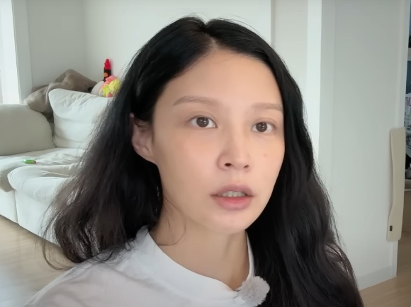 조국 전 법무부 장관의 딸 조민 씨가 번아웃 극복을 위해 독서를 하고 있다. [사진=유튜브 @쪼민 minchobae]