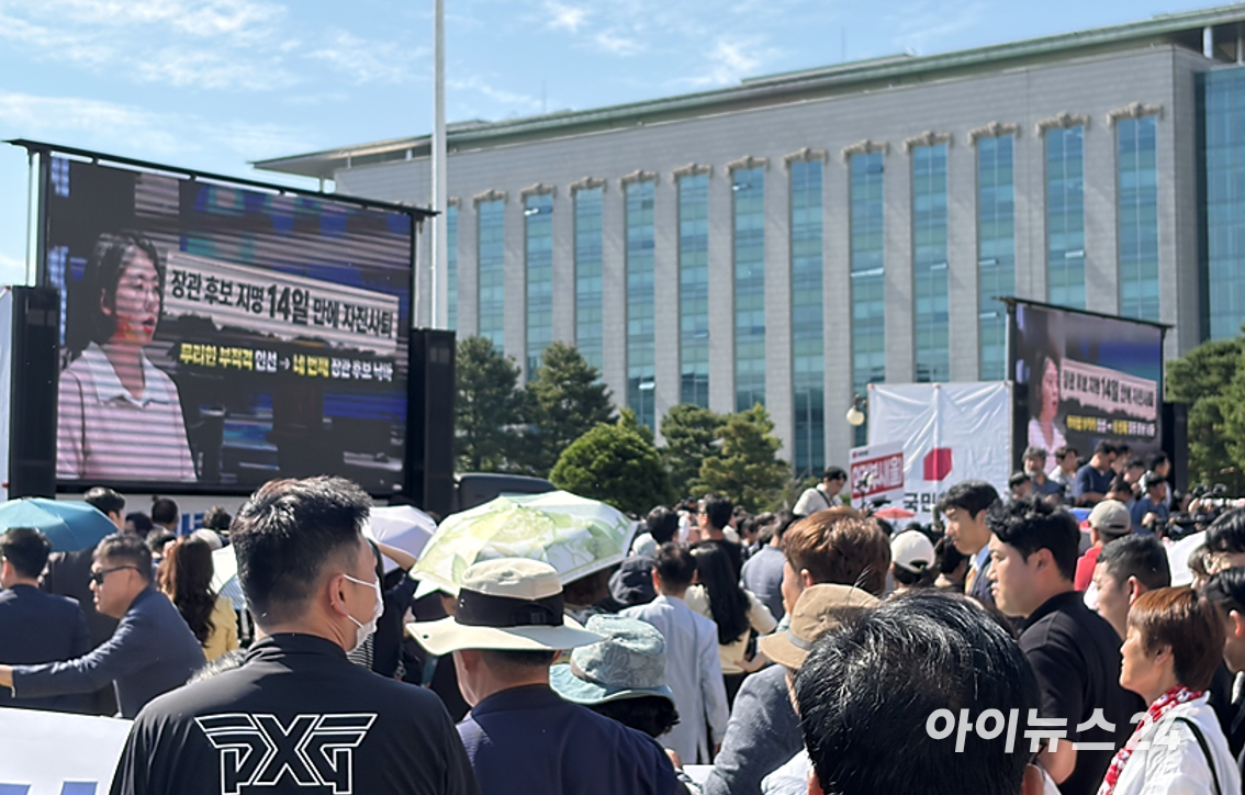 국민의힘이 22일 서울 여의도 국회 본청 앞 중앙계단에서 '이재명 정권 실정 대국민 보고대회'를 연 가운데 전국 각지에서 모인 참석자들이 사회자의 구령에 따라 '민생 경제 파탄&middot;외교 안보 파괴&middot;사법 장악' 구호를 외치고 있다. [사진=조정훈기자]