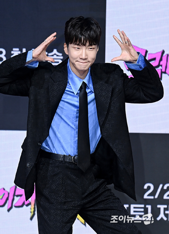 위너 이승훈이 27일 오후 서울 마포구 상암동 쇼킹케이팝센터에서 열린 ENA '크레이지 투어'의 제작발표회에서 포즈를 취하고 있다. [사진=곽영래 기자]