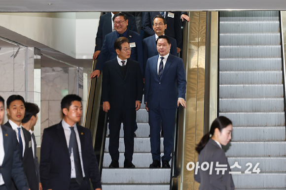 이재명 더불어민주당 대선후보가 8일 오전 서울 중구 대한상공회의소에서 열린 대선후보 초청 경제5단체장 간담회에 참석하고 있다. 오른쪽은 최태원 대한상의 회장. [사진=국회사진취재단]