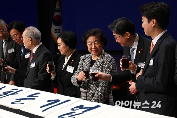 김민석(오른쪽 세 번째) 국무총리와 최태원(왼쪽 두 번째) 대한상공회의소 회장, 정청래(왼쪽) 더불어민주당 대표, 장동혁 국민의힘 대표가 2일 오후 서울 중구 대한상공회의소에서 열린 2026 경제계 신년인사회에서 떡케이크를 자르고 있다. [사진=사진공동취재단]