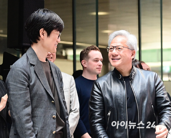 젠슨 황 엔비디아 최고경영자(CEO)가 8일 경기도 성남시 정자동에 위치한 네이버 1784 사옥에 방문해 이해진 네이버 의장과 인사하고 있다. [사진=정소희 기자]