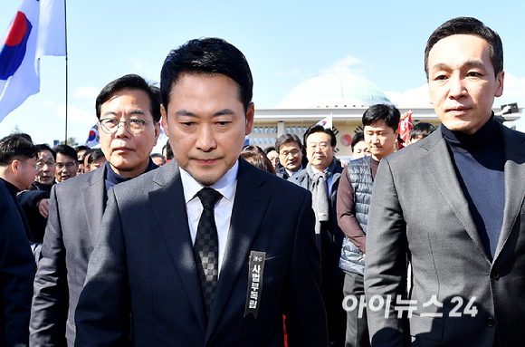 국민의힘 장동혁 대표와 의원들이 3일 서울 여의도 국회에서 '사법독립 헌정수호를 위한 대국민 호소 국민대장정 규탄대회' 출정식을 마치고 청와대로 향하고 있다. [사진=곽영래 기자]