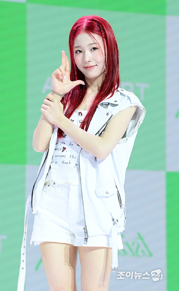 그룹 앳하트 아린이 13일 오후 서울 한남동 블루스퀘어에서 열린 앳하트(AtHeart) 첫 번째 EP '플롯 트위스트'(Plot Twist) 미디어 쇼케이스에 참석하고 있다. [사진=정소희 기자]