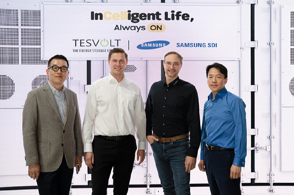 (왼쪽부터)김현욱 삼성SDI ESS영업그룹장 상무, 지몬 샨더르트(Simon Schandert) 테스볼트 CTO, 다니엘 한네만(Daniel Hannemann) 테스볼트 CEO, 이종석 삼성SDI 유럽법인 상무가 '인터배터리 유럽 2025' 삼성SDI 전시장에서 기념촬영하고 있다. [사진=삼성SDI]