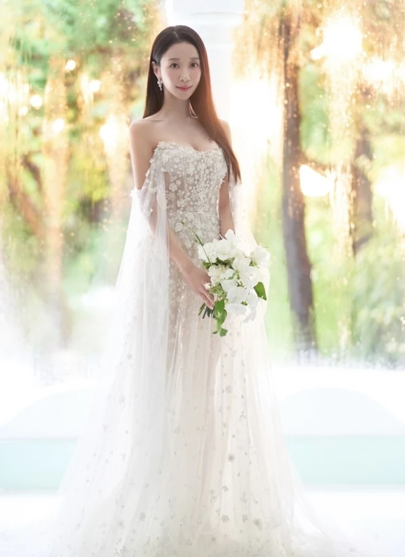 윤정수와 결혼을 앞둔 원진서가 웨딩화보 촬영에서 포즈를 취하고 있다. [사진=원진서 인스타그램]