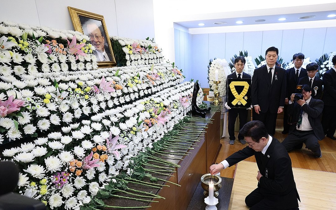 이재명 대통령이 경기 성남시장 재직시절이던 2016년 11월 2일, 당시 사단법인 통일맞이 이사장이었던 고 이해찬 전 국무통리와 성남시청에서 '금강 1894' 평양공연 추진 등 남북교류협력에 관한 협약을 체결한 뒤 기자회견을 하고 있다. 2016.11.2 [성남시 제공] [사진=연합뉴스]