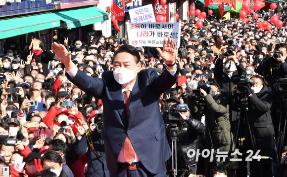 윤석열 국민의힘 대선후보가 지난 2월 24일 오후 경기도 수원시 팔달문에서 열린 "국민과 원팀" 경기도 수원 집중유세에서 지지 호소를 하고 있다. [사진=김성진 기자]