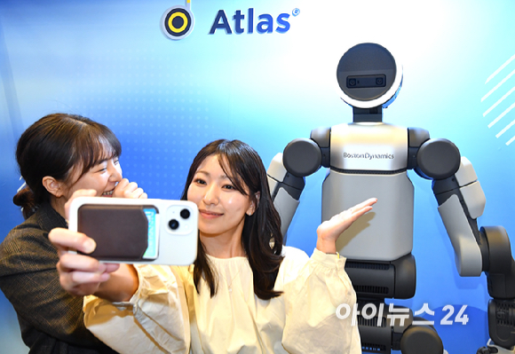4일 오전 서울 강남구 코엑스에서 열린 2026 스마트공장&middot;자동화산업전(AW2026)에서 현대자동차그룹 계열사 보스턴다이내믹스의 휴머노이드 로봇 '아틀라스'의 양산형 모델이 일반을 대상으로 공개되고 있다. [사진=곽영래 기자]