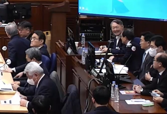 윤석열 전 대통령이 지난해 10월 1일 서울 광화문 일대에서 열린 국군의날 시가행진 중 세종대왕상 앞 관람 무대에서 선글라스를 착용하고 있다. [사진=연합뉴스]