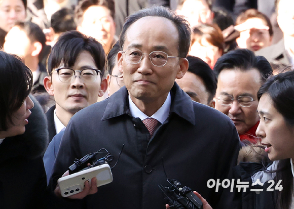 2일 서울 서초구 서울중앙지법 앞에서 장동혁 대표 등 국민의힘 의원들이 추경호 의원 구속 심사 규탄대회를 하고 있다. 2025.12.2 [사진=연합뉴스]