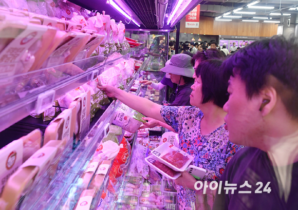 임시 휴업에 들어갔던 홈플러스가 재개장한 13일 오전 서울 홈플러스 강서점에서 시민들이 물건을 구매하고 있다. [사진=곽영래 기자]