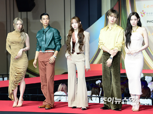 그룹 올데이 프로젝트(ALLDAY PROJECT)가 25일 오후 인천광역시 중구 운서동 인스파이어 아레나에서 열린 '2025 SBS 가요대전' 레드카펫 행사에 참석하고 있다. [사진=정소희 기자]