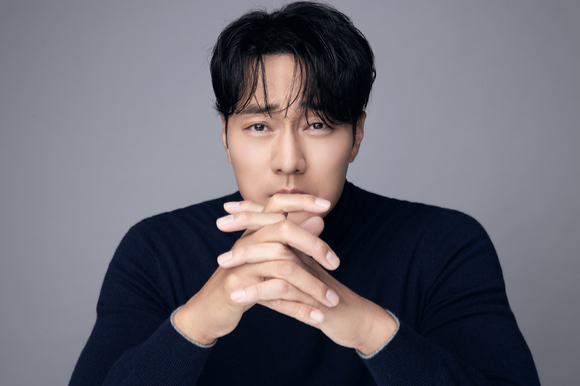 배우 소지섭이 영화 '자백' 인터뷰에 앞서 포즈를 취하고 있다. [사진=피프티원케이]