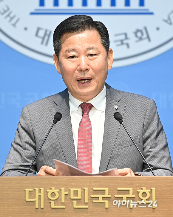 이철규 국민의힘 의원이 22일 오후 국회 소통관에서 특검 관련 입장 발표 기자회견을 하고 있다. [사진=곽영래 기자]