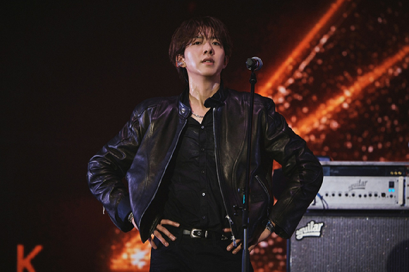 밴드 씨엔블루가 서울 티켓링크 라이브 아레나(구 올림픽공원 핸드볼경기장)에서 2026 CNBLUE LIVE '3LOGY'(2026 씨엔블루 라이브 '쓰릴로지')를 개최하고 관객들을 만나고 있다. [사진=FNC엔터테인먼트]