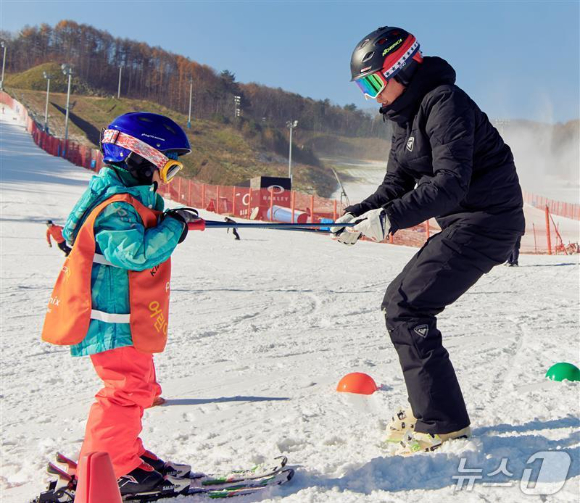 휘닉스파크에서 스키 강습을 진행 중인 모습. [사진=휘닉스파크]
