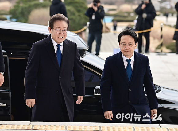 이재명 더불어민주당 대표가 흉기 피습 사건 15일만인 17일 오전 국회 본청으로 들어서고 있다. [사진=곽영래 기자]