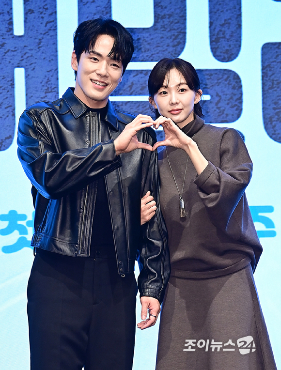 배우 김정현, 금새록이 25일 오후 서울 구로구 더세인트에서 열린 KBS 2TV 새 주말드라마 '다리미 패밀리' 제작발표회에서 포토타임을 갖고 있다. [사진=곽영래 기자]