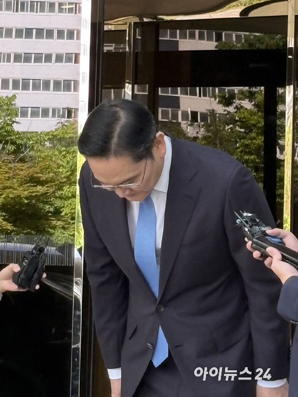 이재용 삼성전자 회장이 지난 16일 귀국한 후 토요일 낮 2시 25분경 서울 김포비즈니스항공센터에서 최근 노사 갈등과 관련해 사과했다. [사진=권서아 기자]