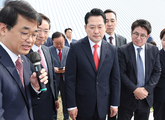 국민의힘 배준영 의원이 29일 인천시 중구 상상플랫폼 옥상에서 장동혁 대표에게 지역 현안을 설명하고 있다. [사진=연합뉴스]