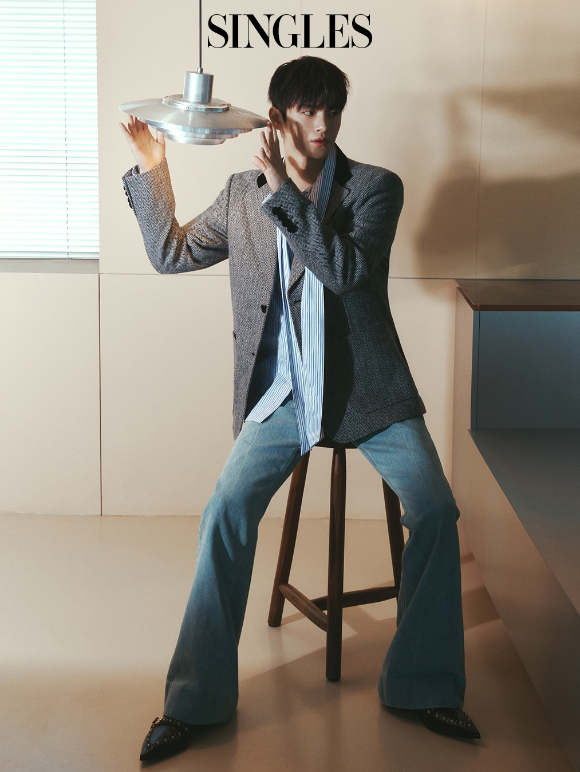 배우 서인국이 화보 촬영에서 포즈를 취하고 있다. [사진=싱글즈]