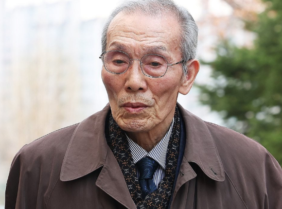 여성을 강제 추행한 혐의로 기소된 배우 오영수 씨가 지난해 3월 15일 경기도 성남시 수원지방법원 성남지원에서 열린 1심 선고공판에 출석하고 있다. [사진=연합뉴스]