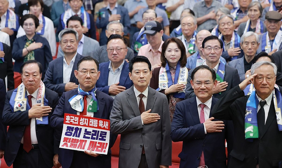 국민의힘 장동혁 대표가 31일 국회 의원회관에서 국민의힘 임종득 의원과 사관학교 폐교 저지 국민연대가 연 발대식&middot;결의대회에 참석해 국기에 경례하고 있다. 2026.8.31 [사진=연합뉴스]