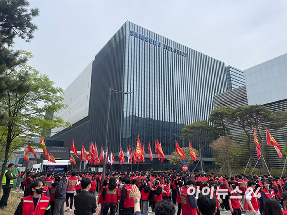 22일 삼성바이오로직스 본사 정문 앞에서 상생노조가 단체 투쟁결의대회를 열고 있다. [사진=정승필 기자]