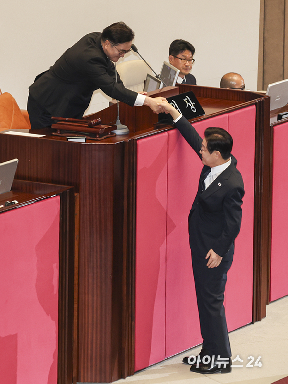 이재명 대통령이 4일 서울 여의도 국회에서 열린 본회의에서 2026년도 예산안에 대한 정부의 시정연설을 마친 뒤 우원식 국회의장과 악수를 하고 있다. [사진=국회사진기자단]