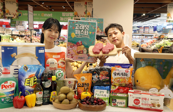 모델들이 이마트 6월 '고래잇 페스타' 할인 상품을 소개하고 있다. [사진=이마트]