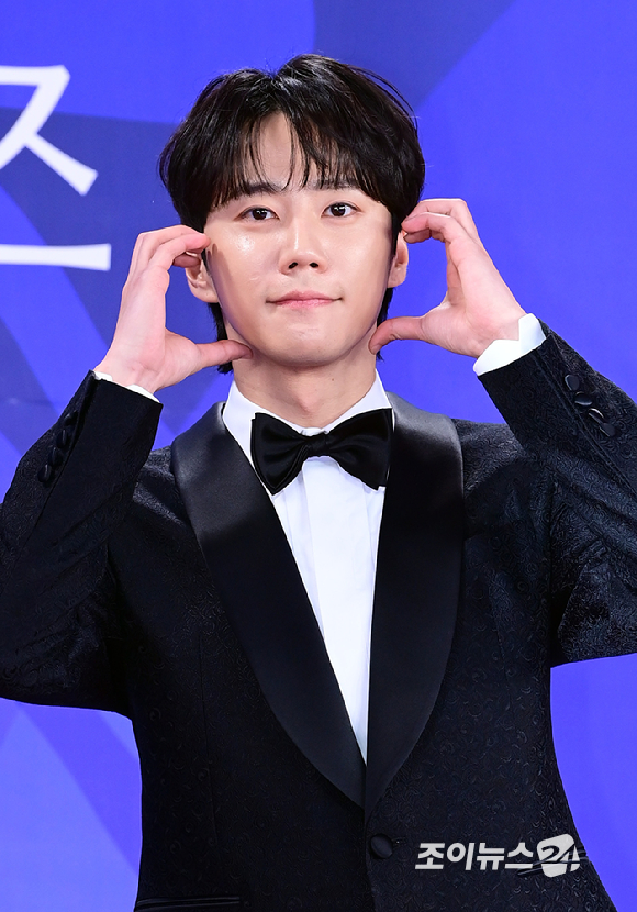 배우 이준영이 18일 오후 인천광역시 파라다이스 시티에서 열린 제4회 청룡시리즈어워즈 레드카펫 행사에 참석하고 있다. [사진=정소희 기자]