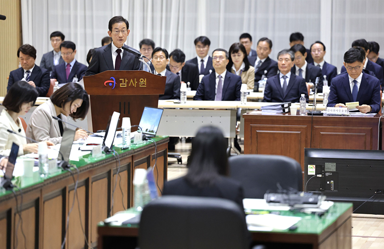 12일 서울 종로구 감사원에서 열린 국회 법제사법위원회 국정감사에서 서영교 위원장, 박형수 야당 간사, 김의겸 여당 간사가 대화를 나누고 있다. 2026.10.12 [사진=연합뉴스]