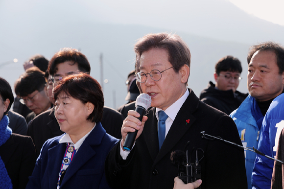 이재명 더불어민주당 대표가 2일 오전 부산 가덕도 신공항 부지를 방문해 인사말을 하고 있다. [사진=뉴시스]