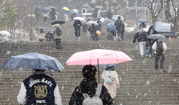 지난 4일 서울대에서 학생들이 눈을 맞으며 이동하고 있다. [사진=연합뉴스]